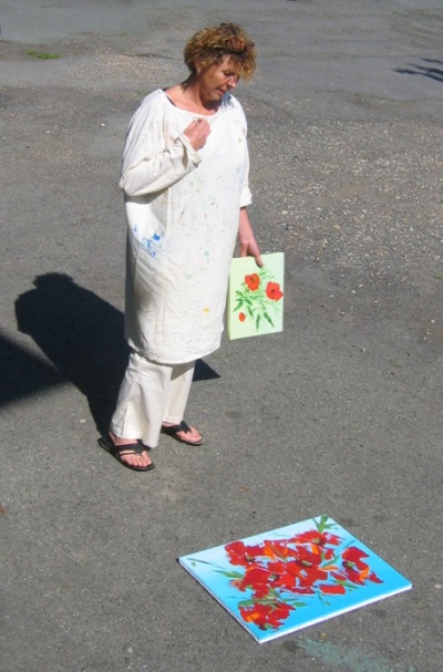Sylvie prte toujours une attention souriante au travail de ses collgues de l'Atelier du Pommier;