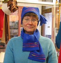 Hymmy, et son bonnet bleu en polaire, fabrication maison.