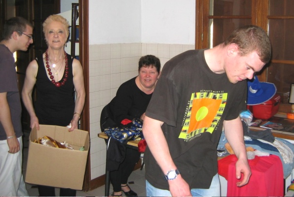 La troupe thatrale "les disjoncts" se prparent en coulise, dans la bibliothque de Saint Clair