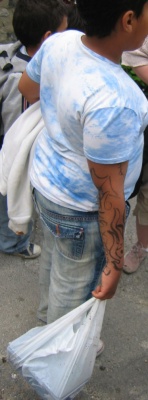 Ce jeune homme repart avec un sac plein de petites plantes, et de beaux tatous au feutre sur son bras