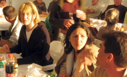 le soleil nous est rest bienveillant, toute la journe,  baignant meme les convives du barbecue final